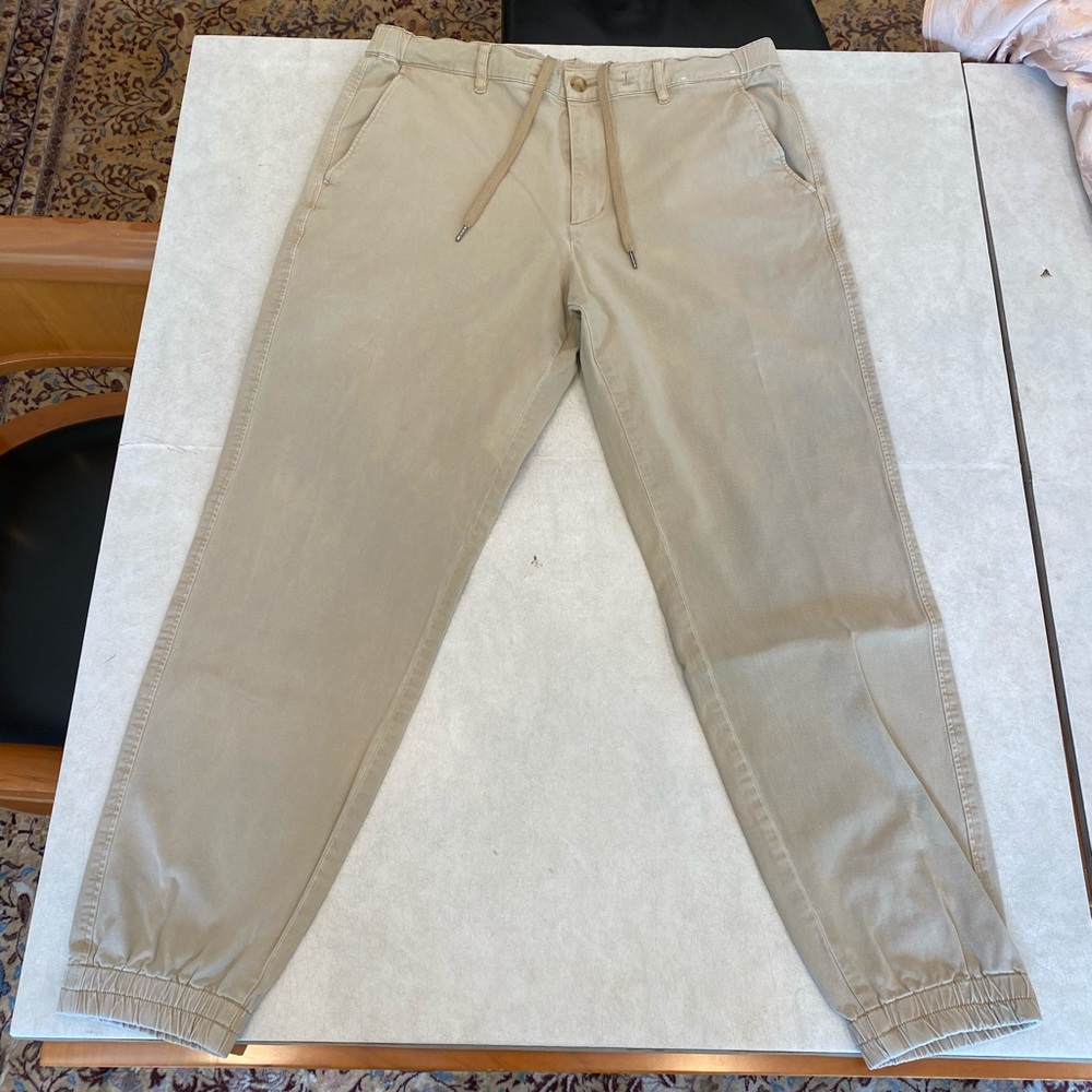 UNIQLO BEIGE JOGGERS